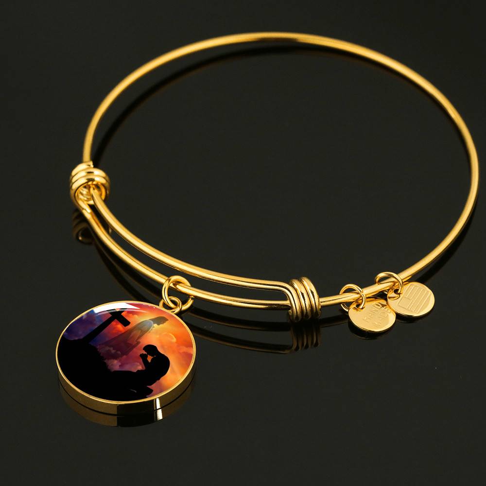 Men Kneeling Before Jesus Cross Christian Circle Pendant Necklace - Bangle