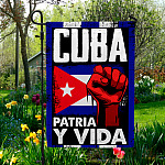5KNG uu tien. Patria y Vida 30x40 Garden Flag Mockup 5