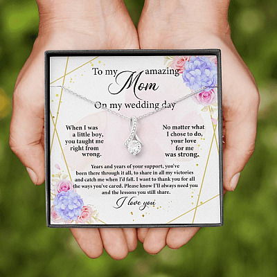 To My Amazing Mom on My Wedding Day Alluring Pendant Necklace