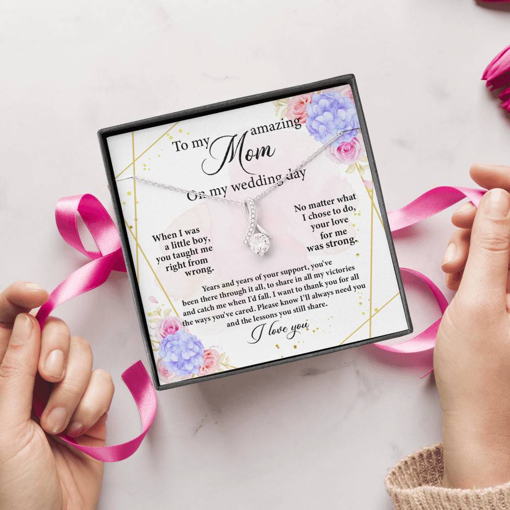 To My Amazing Mom on My Wedding Day Alluring Pendant Necklace