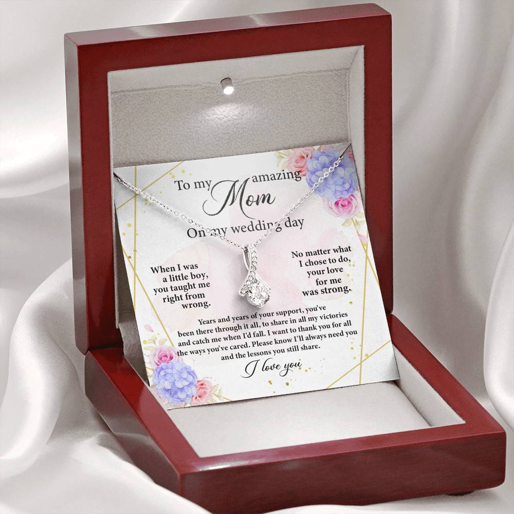 To My Amazing Mom on My Wedding Day Alluring Pendant Necklace