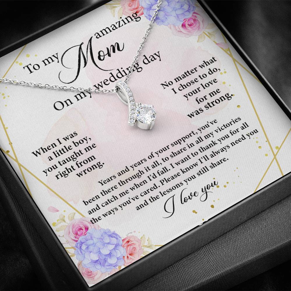 To My Amazing Mom on My Wedding Day Alluring Pendant Necklace