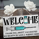4 HG UU TIEN. Welcome Love And Science-doorsign () Mockup 3
