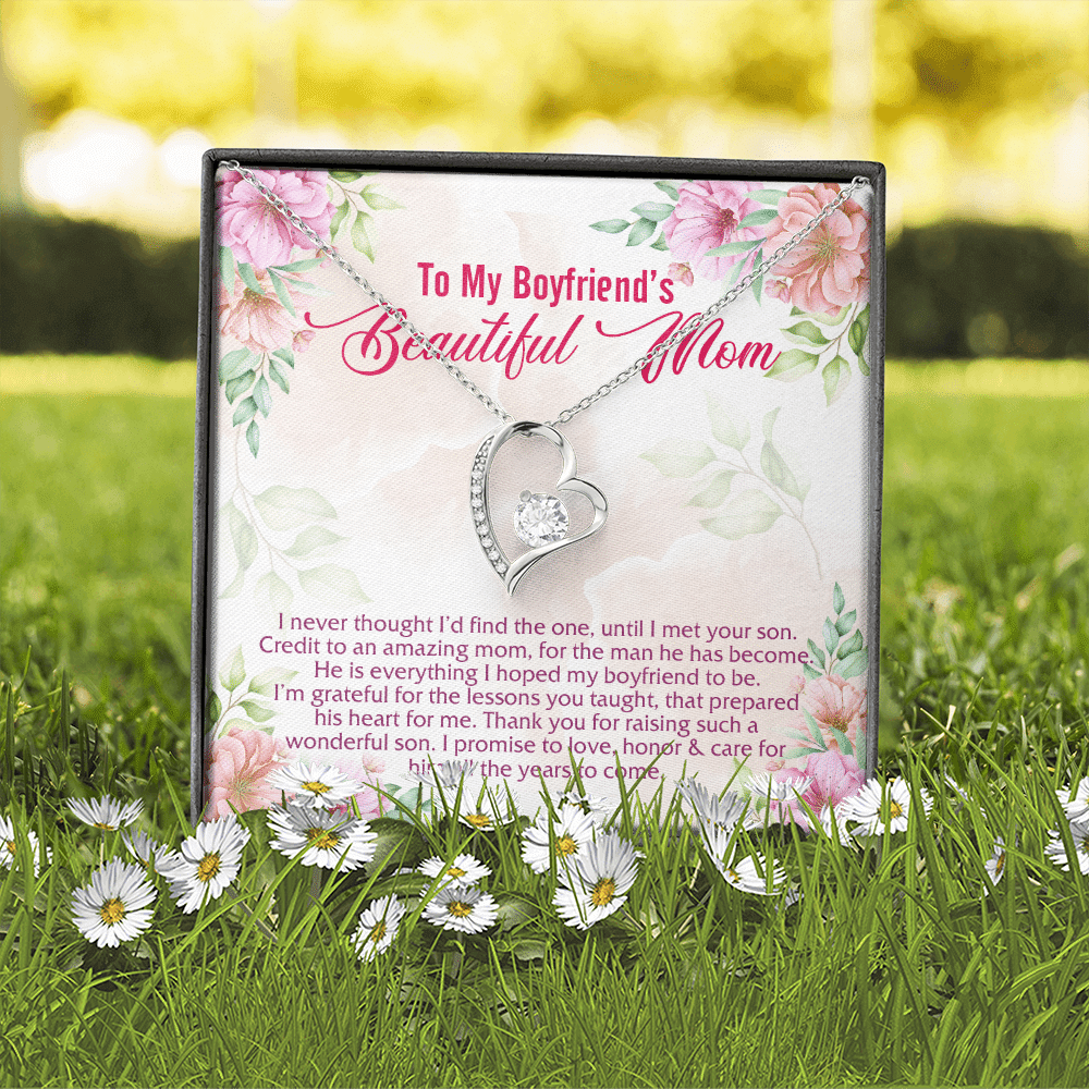 To My Boyfriend's Beautiful Mom I Never Thought I'd Find The One Forever Love Heart Pendant Necklace To My Boyfriend's Beautiful Mom I Never Thought I'd Find The One Forever Love Heart Pendant Necklace